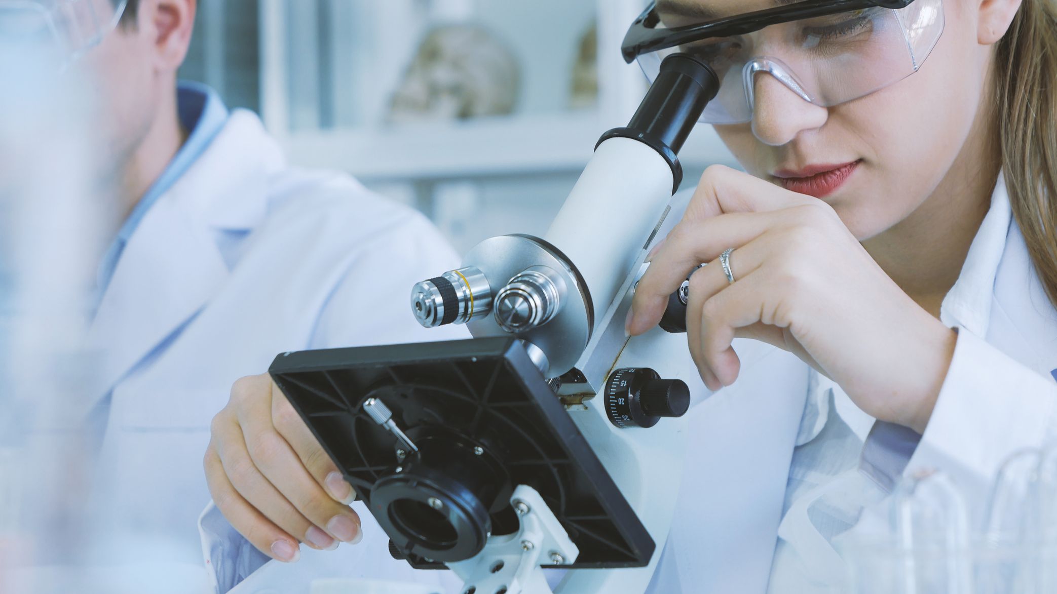 Una investigadora con un microscopio