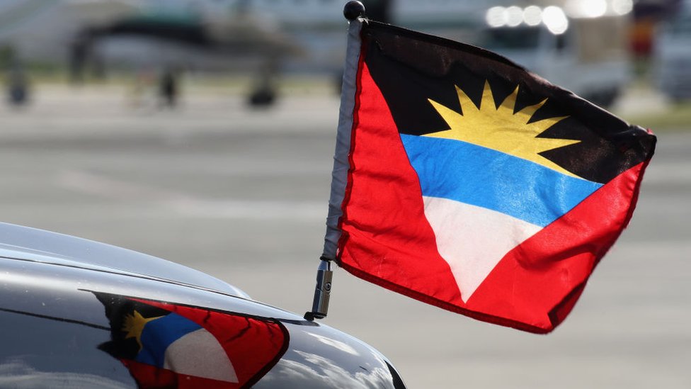 La bandera de Antigua y Barbuda en un carro
