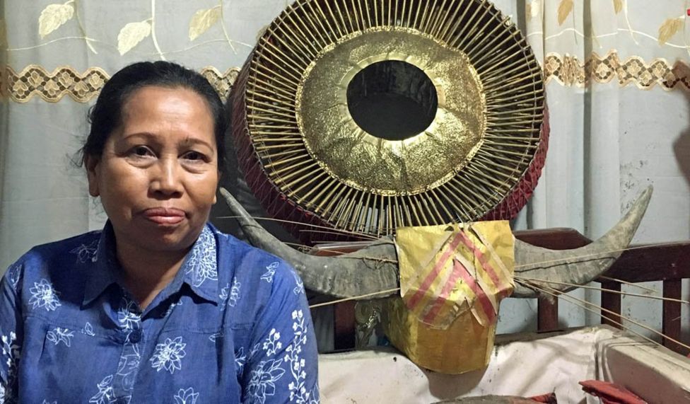"Padre, tenemos visitas", le dijo Mamak Lisa a su padre, Sirinda, cuyos restos estén en un féretro en un rincón de la sala. Sirinda murió hace 12 años. Mamak Lisa