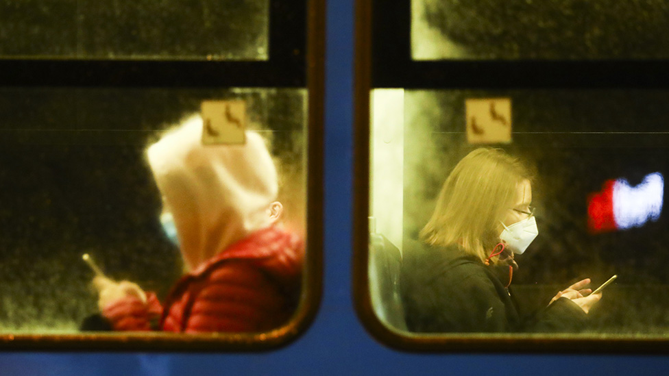 Люди в масках на общественном транспорте в Кракове, Польша, 2 ноября