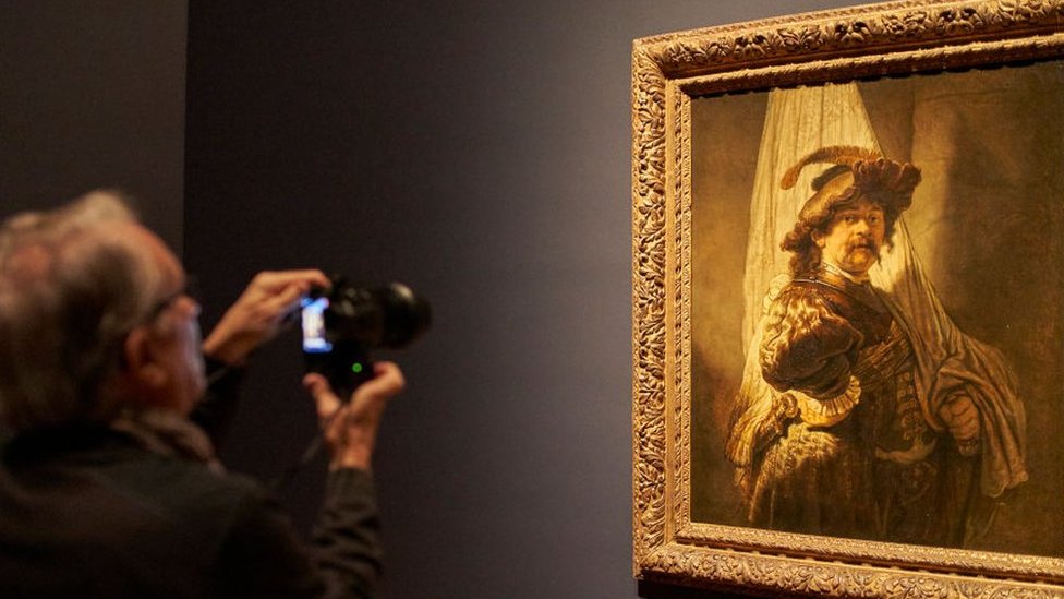 Un hombre retrata la pieza de Rembrandt, 