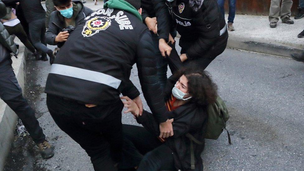 Perempuan ditangkap dalam aksi di Universitas Bogazici pada 1 February