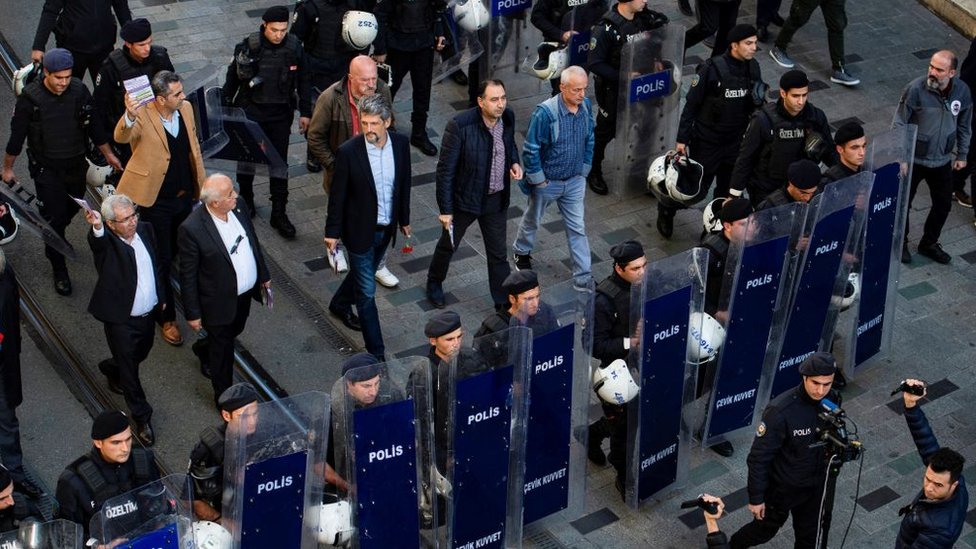 HDP İstanbul İl Örgütü, Kasım ayındaki kongreye çağrı bildirlerini polis ablukası altında dağıttı