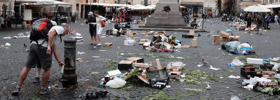 La basura que queda tras una jornada en el mercado de Campo de' Fiori. Camp de Fiori.