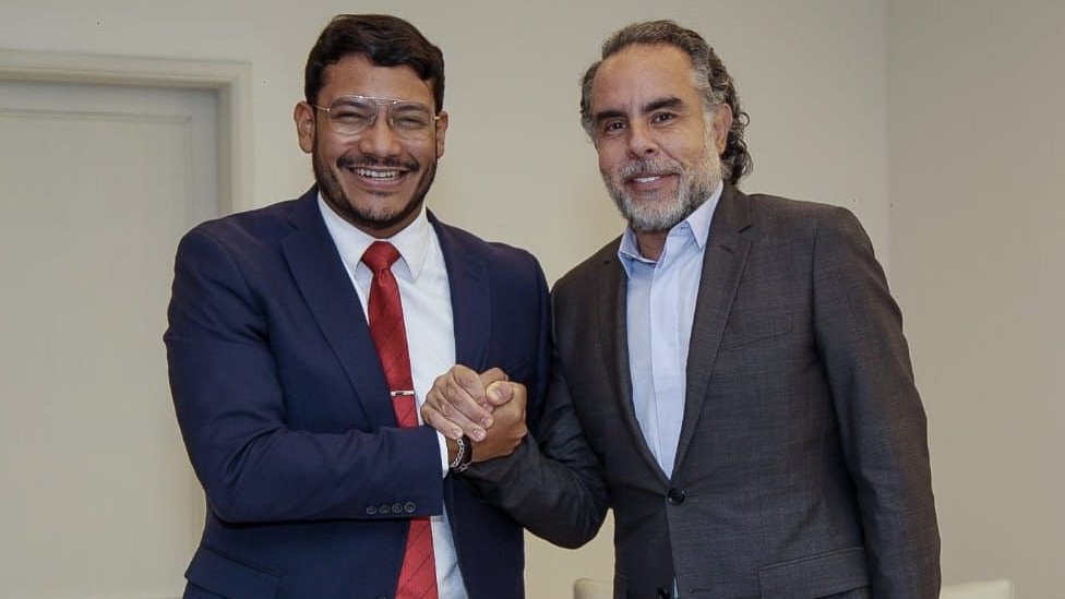 Armando Benedetti (derecha) será el embajador de Colombia en Venezuela. En la foto saluda a Rander Peña de viceministro para América Latina de la Cancillería de Venezuela.