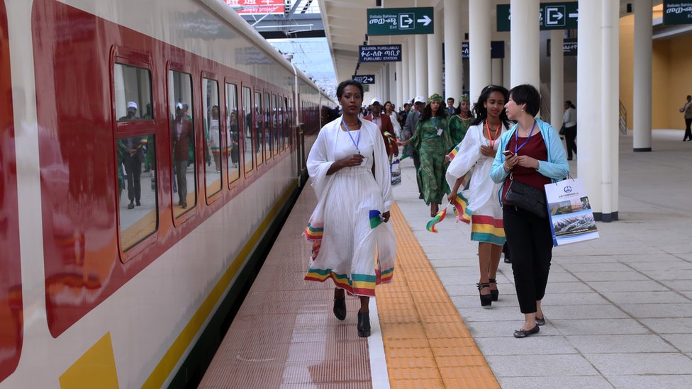 Люди во время церемонии открытия железнодорожной линии, которая является самой длинной в Африке и первой электрифицированной железнодорожной веткой, соединяющей столицу Эфиопии Аддис-Абебу со столицей и портовым городом Джибути в Аддис-Абебе, Эфиопия, 5 октября 2016 г.