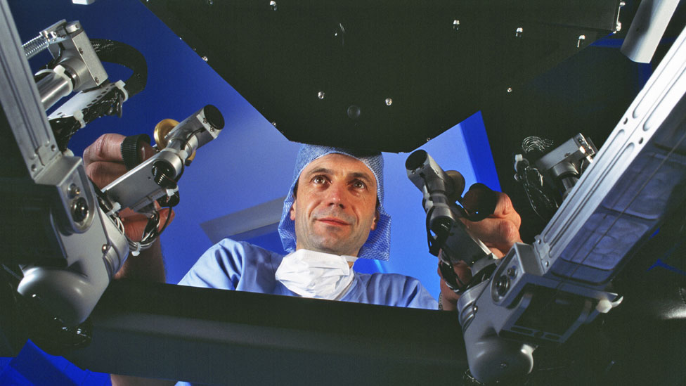 Cientos de miles de cirugías ya se realizan con robots. Cirujano con robot