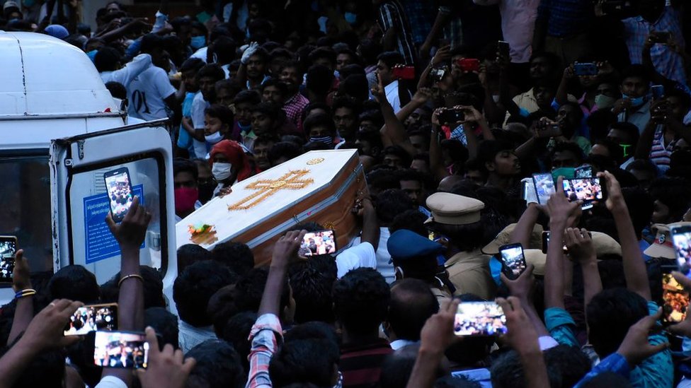 Жители собираются, когда несут гроб 58-летнего Джеяраджа и 31-летнего сына Феникса Иммануэля, предположительно подвергнутых пыткам со стороны полиции в Сатханкуламе, округ Тотукуди в индийском штате Тамил Наду.