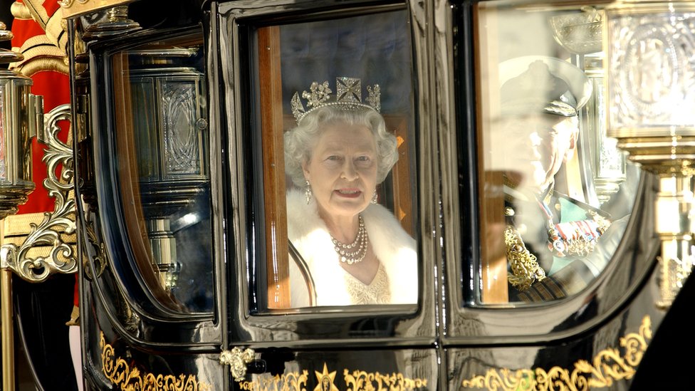 女王伊麗莎白二世乘馬車去議會大廈