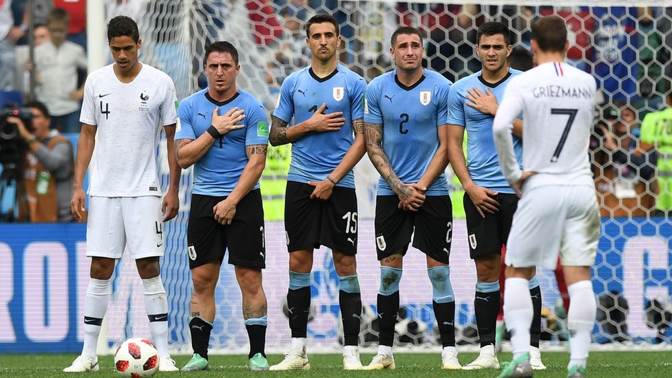 José María Giménez, con el número dos, llora mientras está en la barrera.