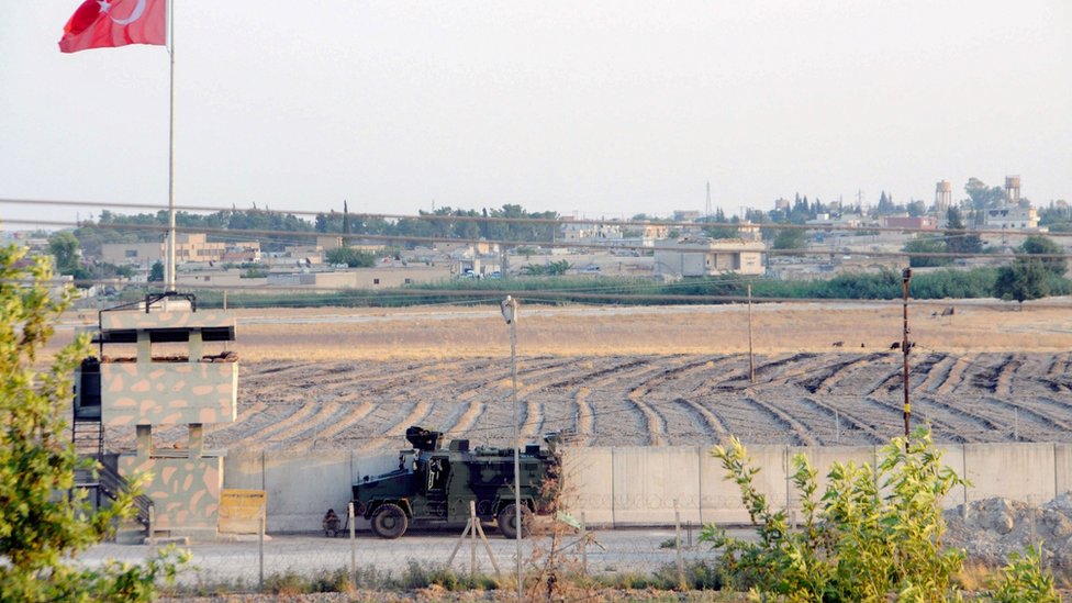 Турецкие войска патрулируют у границы с Сирией, в Акчакале, в Шанлыурфе, на юго-востоке Турции (14 августа 2019 г.)