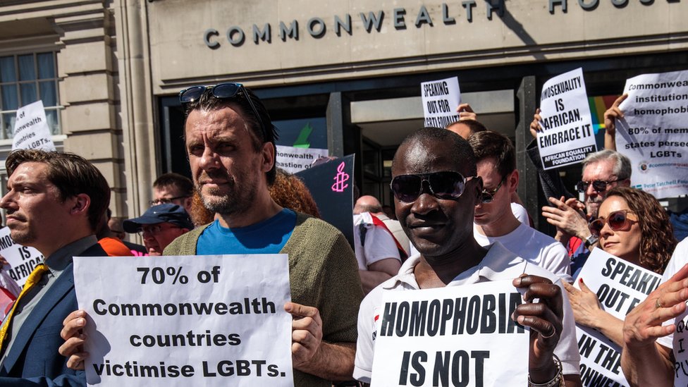 Протестующие за права геев у Дома Содружества 19 апреля 2018 г.