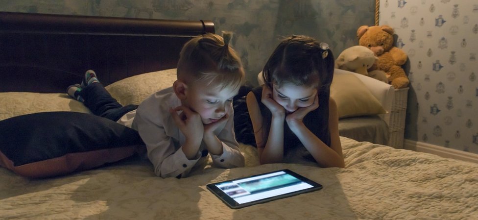 Дети смотрят iPad