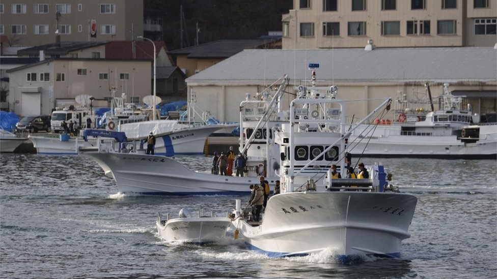 Barco de pesca sai do porto de Utoro para procurar o barco de turismo desaparecido 