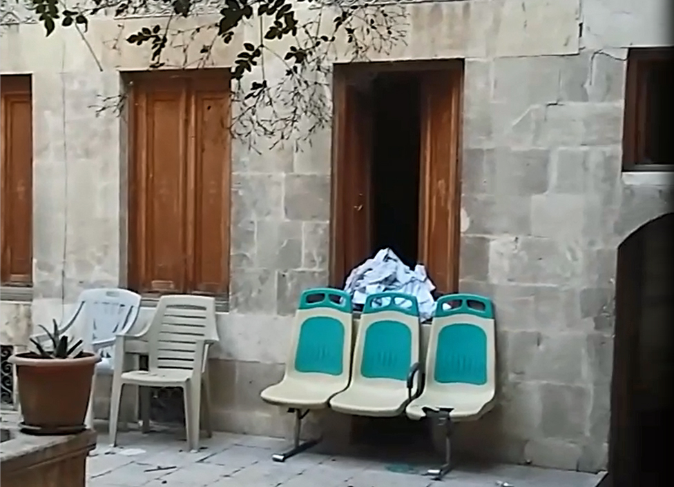 Abu Ahmed transformó el patio de la casa en una sala de espera. Sillas en el patio.