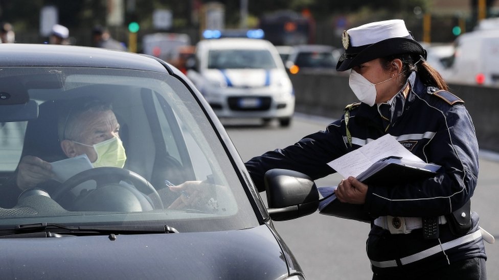 Сотрудник милиции проверяет документы водителя в автомобиле