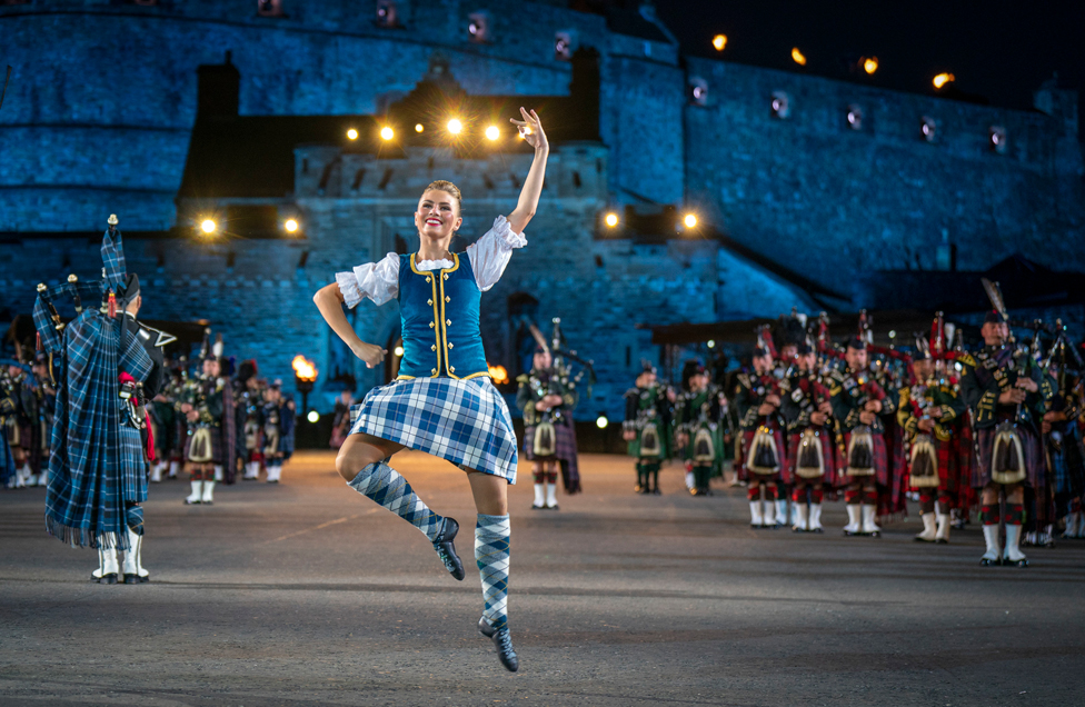 راقصو المرتفعات هاى لاند يقدمون عرضا في قلعة إسبلاند أوف إدنبرة، في مهرجان تاتو السنوي للموسيقى العسكرية بإدنبرة لهذا العام في اسكتلندا 4 أغسطس/آب.