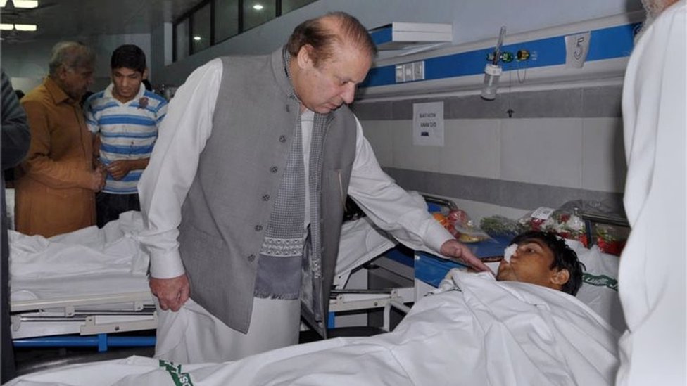 Премьер-министр Пакистана Наваз Шариф разговаривает с раненой жертвой теракта-смертника в воскресенье во время своего визита в местную больницу в Лахоре, Пакистан, в понедельник, 28 марта 2016 г.