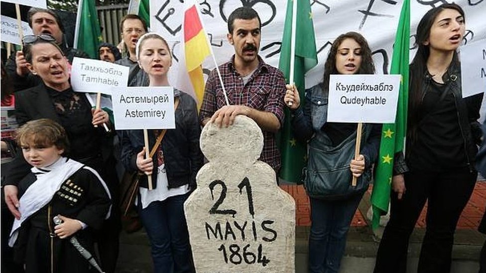 شركس يحتجون أمام السفارة الروسية في العاصمة التركية أنقرة في 21 مايو 2014 في يوم الحداد الشركسي