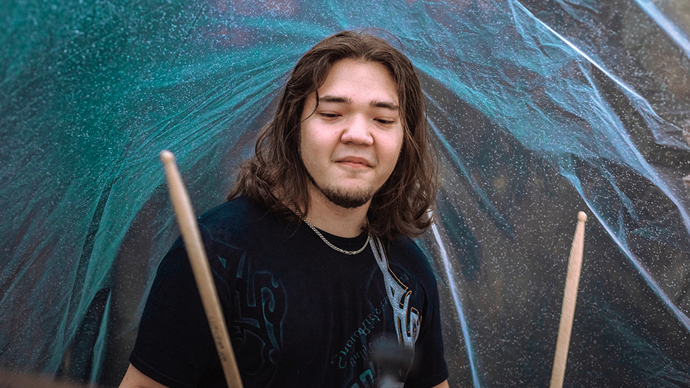 Дмитрий Федоров играет на барабанах