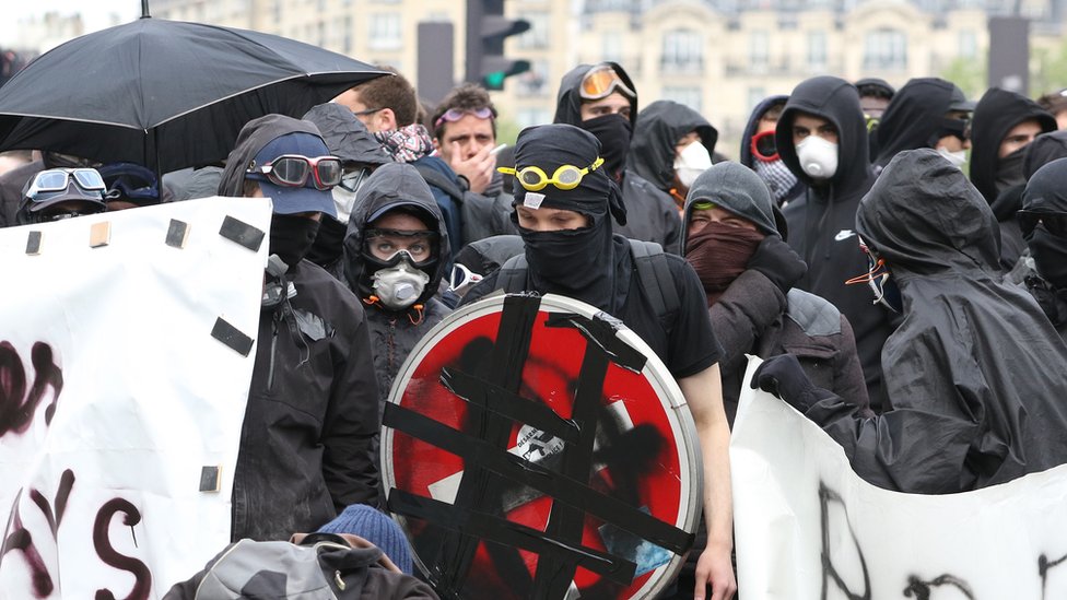 法國早前收緊《反蒙面法》，但暴力示威浪潮持續，當地示威者也無視禁令，繼續戴上面罩示威。