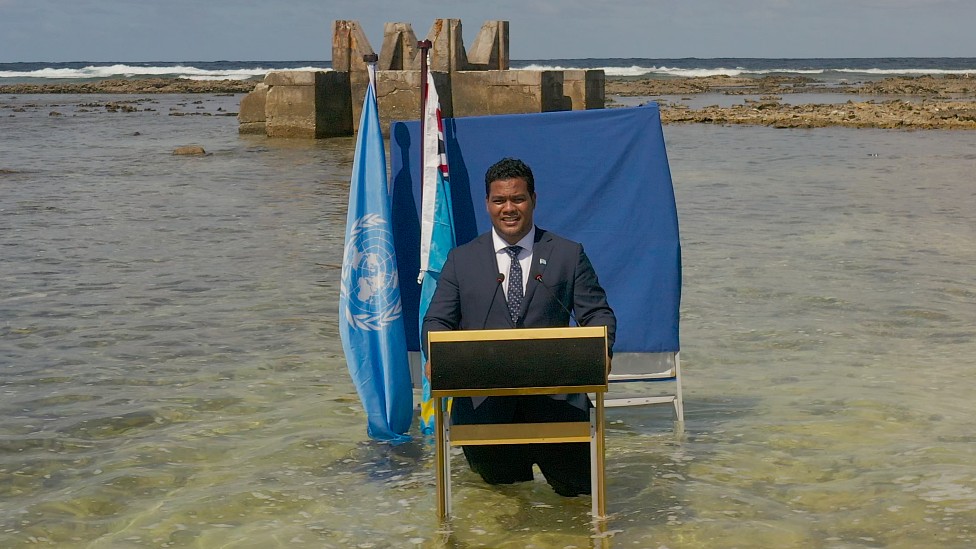 Simon Kofe con el agua hasta las rodillas durante su mensaje grabado a la COP26