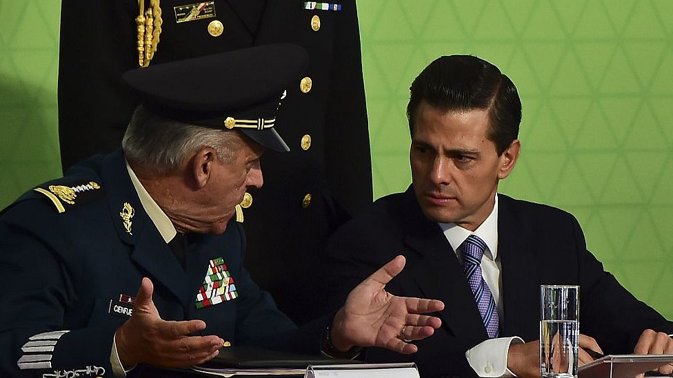 Президент Энрике Пена Ньето (справа) разговаривает с генералом Сальвадором Сьенфуэгосом во время церемонии в Мехико, 21 июля 2015 г.