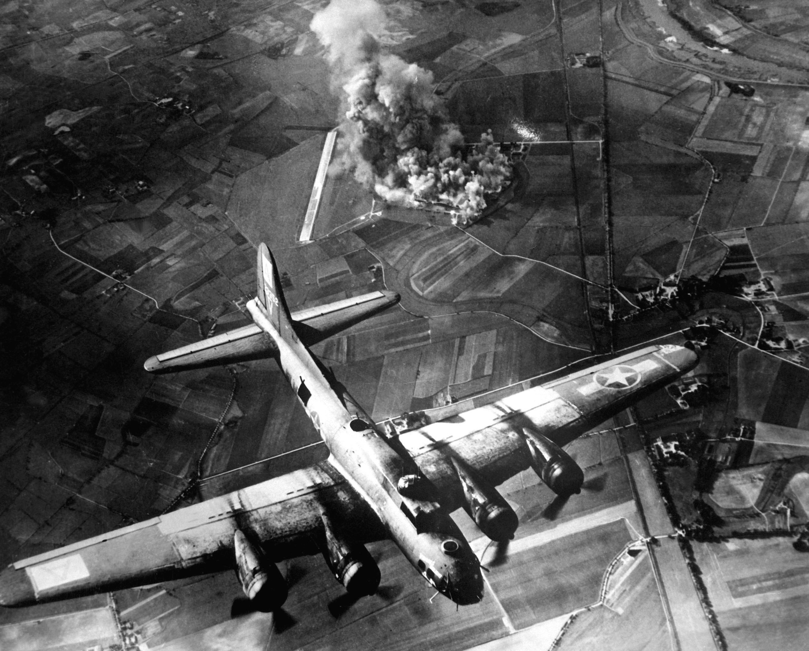 Un avión bombardeando una fábrica en Alemania