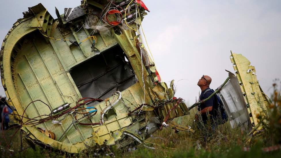 Penyelidik menginspeksi reruntuhan pesawat Boeing dari maskapai Malaysia Airlines Penerbangan MH17