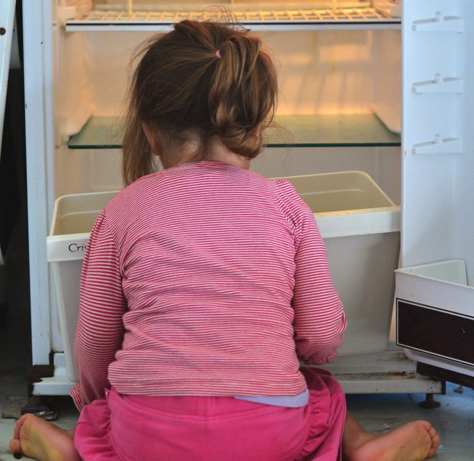 ребенок у пустого холодильника