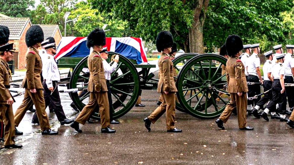 Članovi Kraljevske mornarice na probi kraljičine sahrane