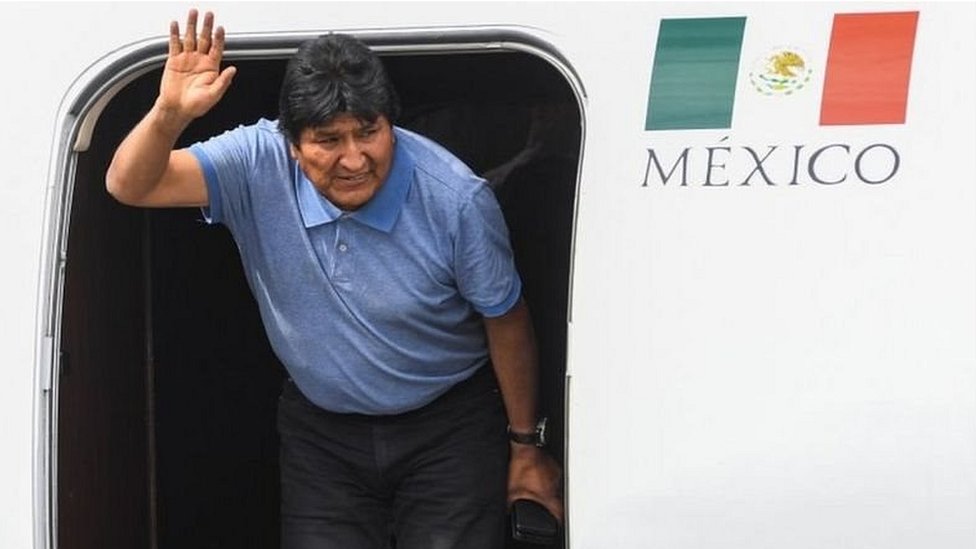 Morales acena ao sair de avião mexicano