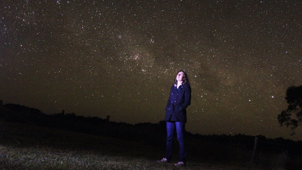 Katie Mack observa las estellas