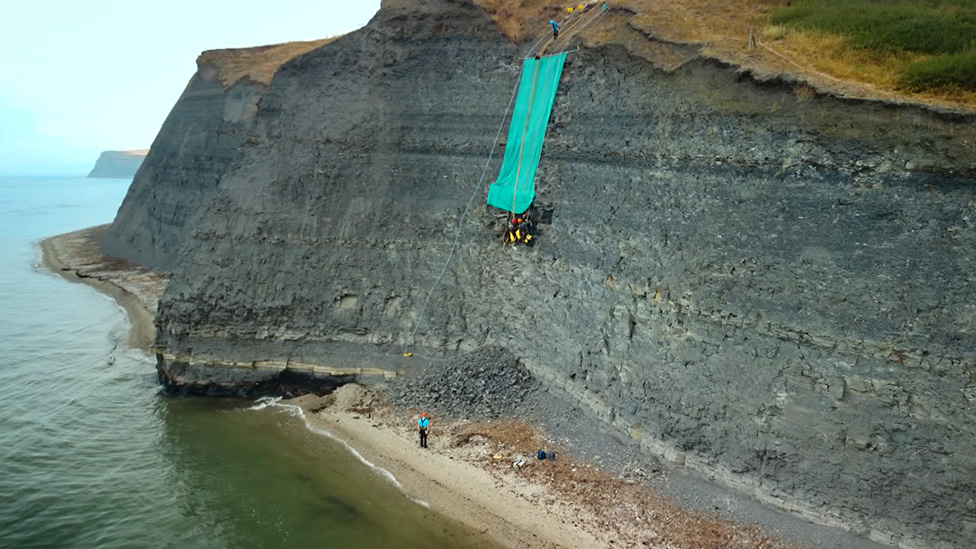 Proces iskopavanja je obavljen na konopcima visoko iznad Dorsetske plaže