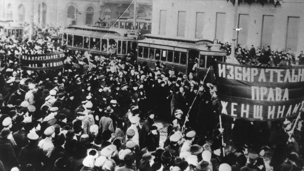 Женщины маршируют во время русской революции в октябре 1917 года, требуя права голоса. Русская революция была парой революций в России в 1917 году, которые разрушили царское самодержавие и привели в конечном итоге к подъему Советского Союза