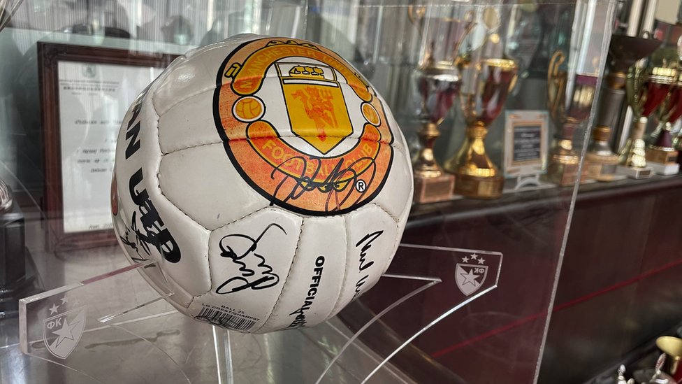Kustos Muzeja FK Crvene zvezde Predrag Trkulja kaže da je ovo lopta iz 1991. godine sa potpisima nekih od fudbalera Mančester junajteda
