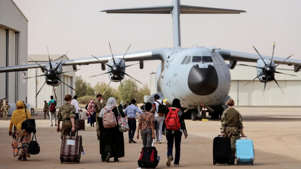 اشتباكات السودان: بريطانيون يروون لحظات رعب عايشوها قبل فرارهم من الصراع -الغارديان 1 إجلاء الرعايا البريطانيين من السودان