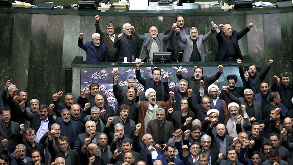 İran Parlamentosu'nda milletvekilleri 'ABD'ye ölüm' sloganları attı.