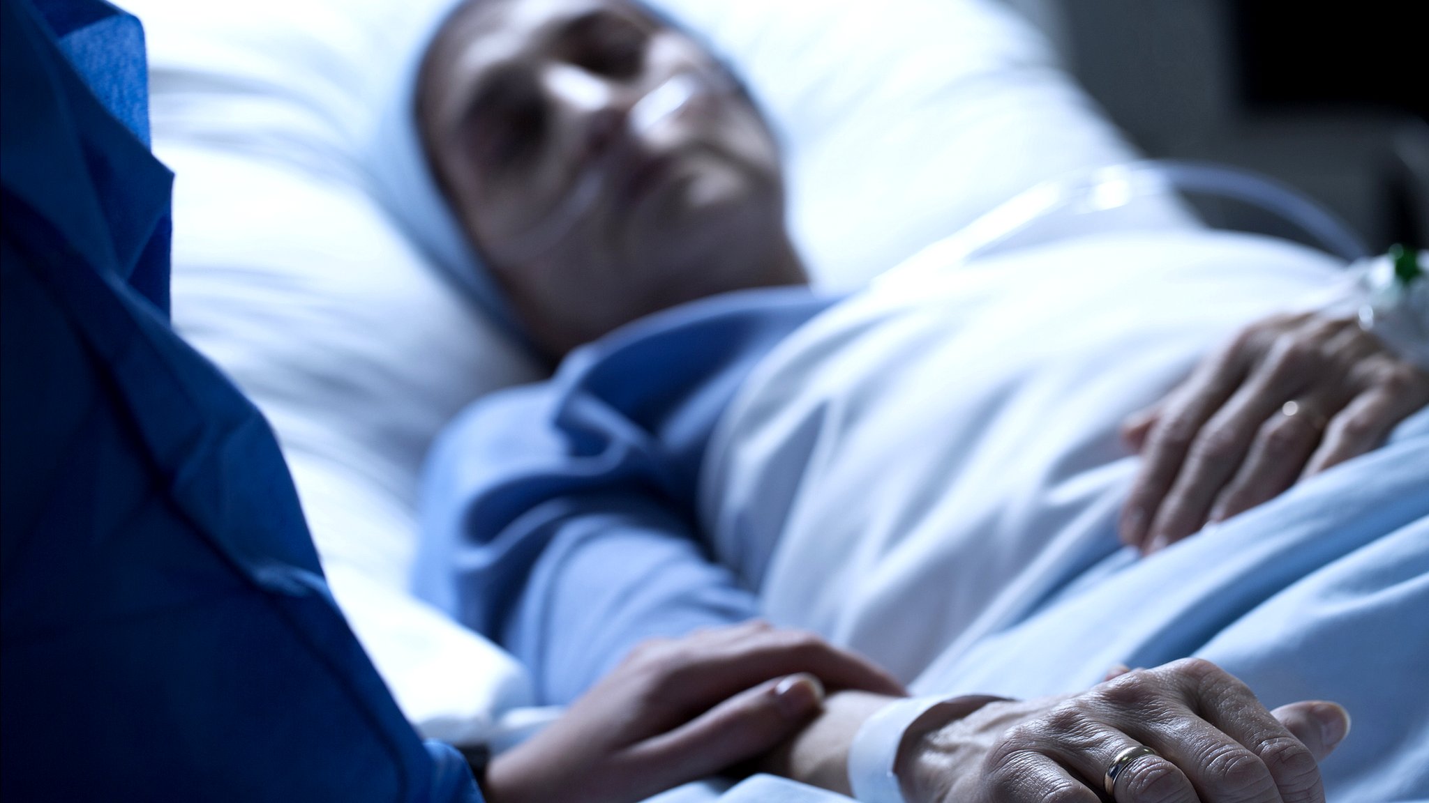 Почему снится родственник умерший: 6 основных причин и их значения