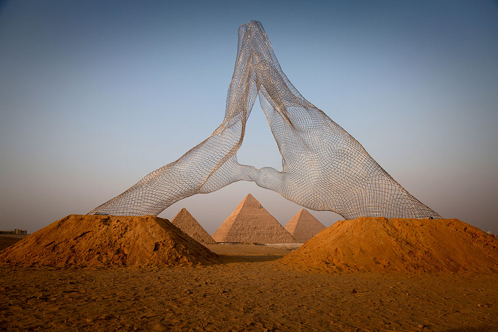 Postavka "Zajedno" Lorenca Kvina postavljena je nadomak Velikih piramida u Gizi kod egipatske prestonice Kaira.