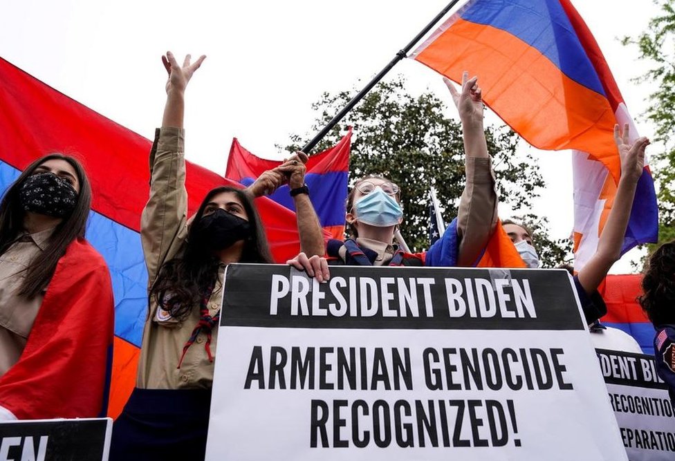 2021年4月24日，拜登宣佈百年前亞美尼亞大屠殺為種族滅絶後，亞美尼亞僑民在土耳其大使館前集會。