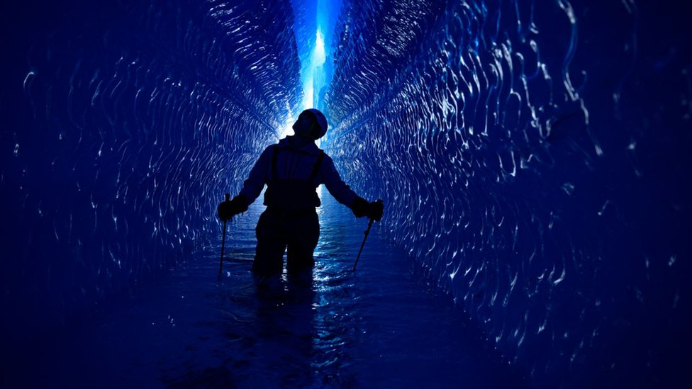 Льюис Пью в антарктическом туннеле