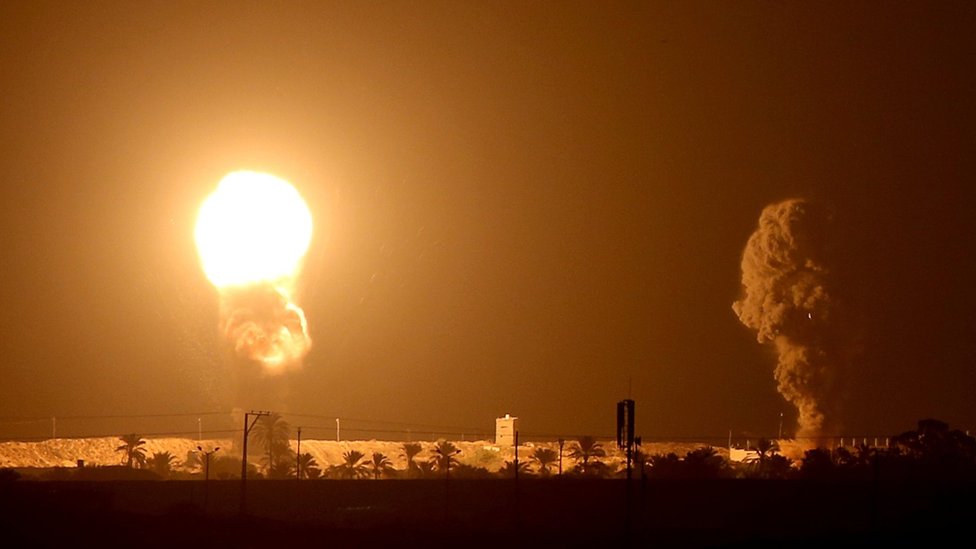 Пламя поднимается над сектором Газа после израильского удара (16 сентября 2020 г.)