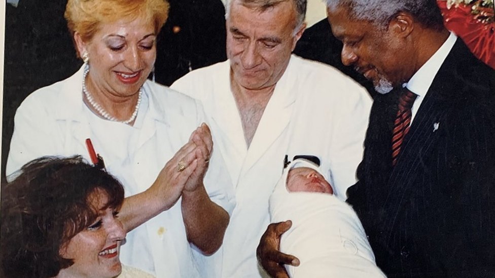 Kofi Anan drži Adnana Mevića rođenog 12. oktobra 1999.