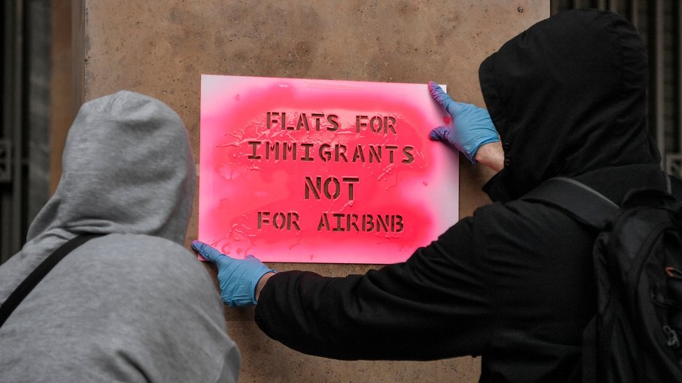 Активисты вывесили на стене лозунг «Квартиры для иммигрантов не для airbnb» во время демонстрации в Афинах.