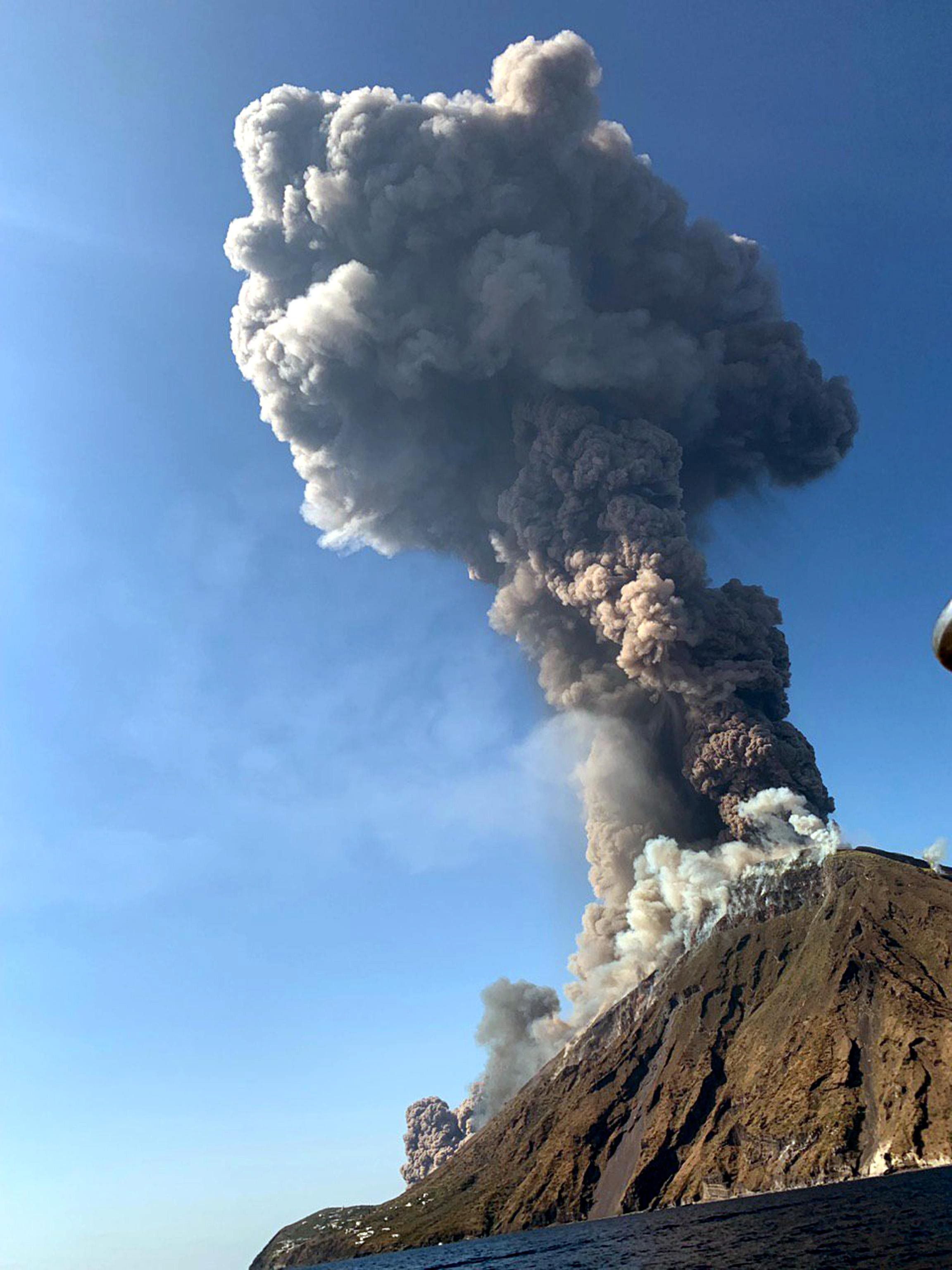 Stromboli One dead as volcano erupts on Italian island BBC News