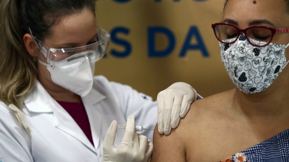 Vacina da Sinovac é aplicada em profissional de saúde no Rio Grande do Sul