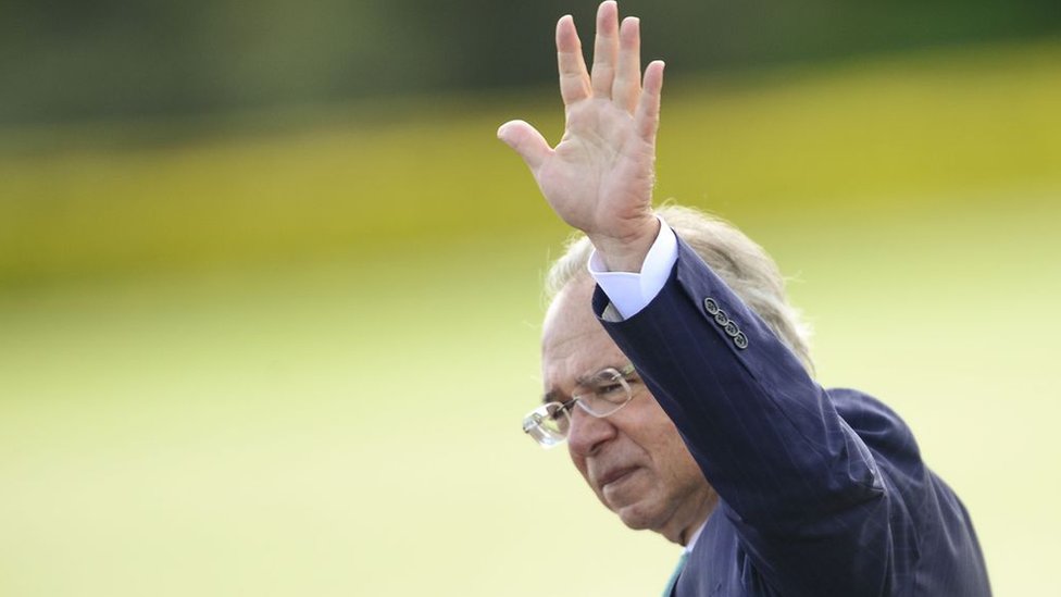 Paulo Guedes acena em Brasília