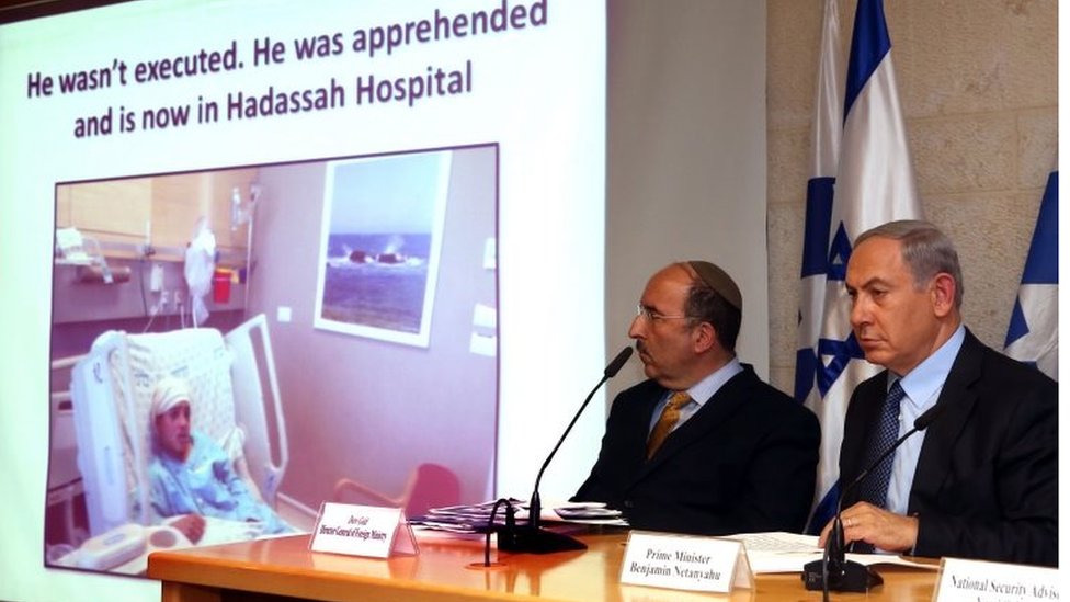 Изображение 13-летнего палестинца Ахмада Манасры показано во время пресс-конференции, на которой присутствовал премьер-министр Израиля Биньямин Нетаньяху (справа) 15 октября 2015 года в министерстве иностранных дел в Иерусалиме.