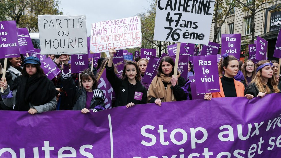 Женщины несут фиолетовые знаки протеста